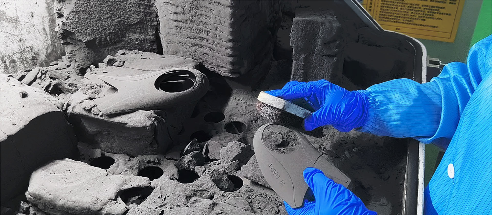 Professional de-powdering process for SLS 3D printed insoles, ensuring clean and refined components.